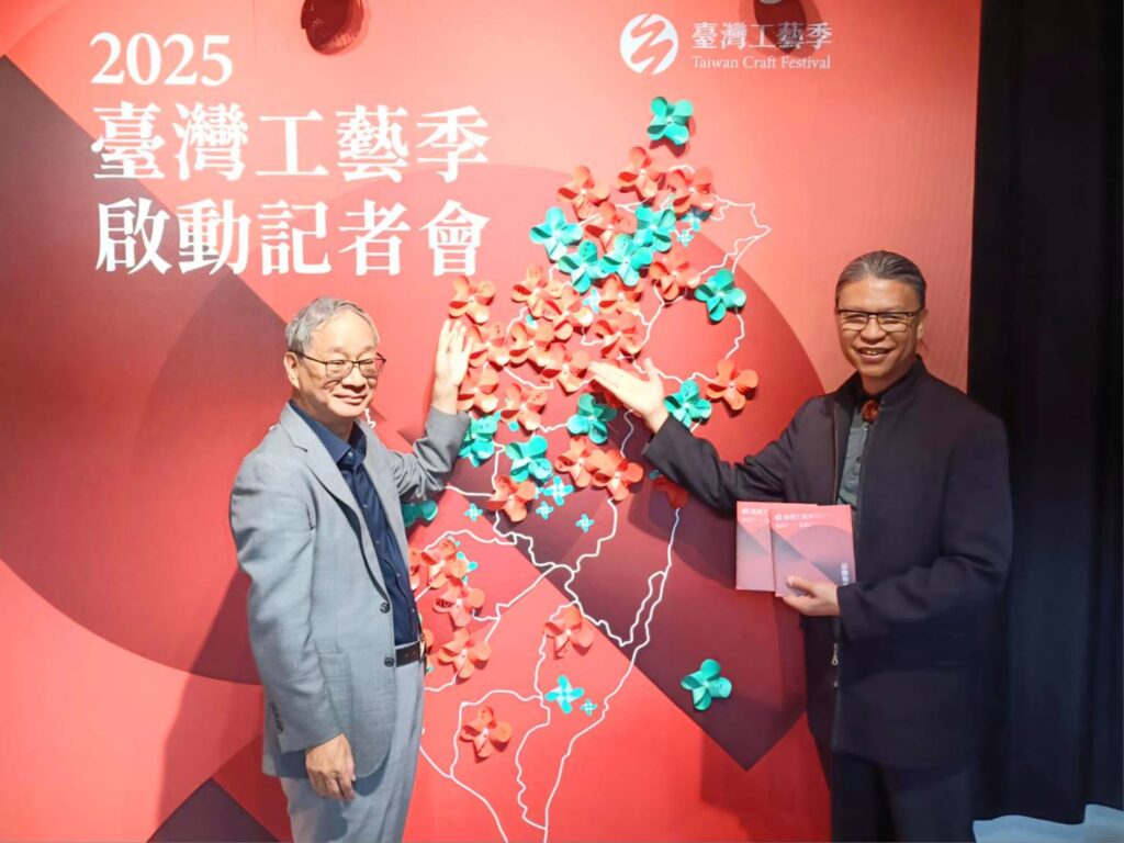 ▲文化部長李遠（左）與工藝中心主任陳殿禮，共同在工藝漫遊地圖合影留念。（記者 辛澎祥/攝）