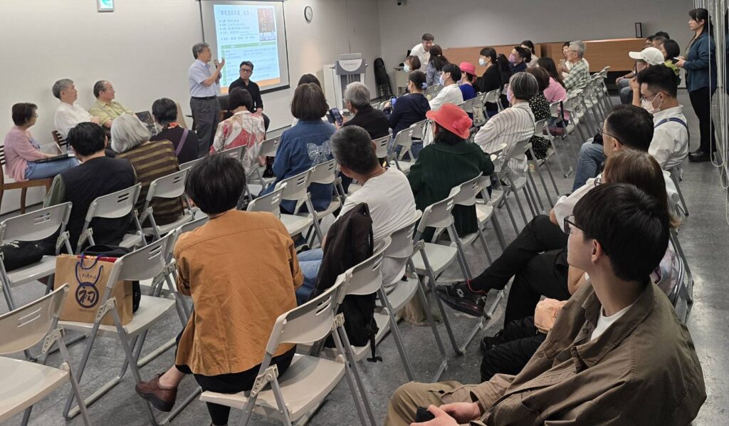 ▲出席李奇茂百年紀念展講座的來賓與藝文界人士，台上台下互動交流，場面熱烈。（記者 辛澎祥/攝）
