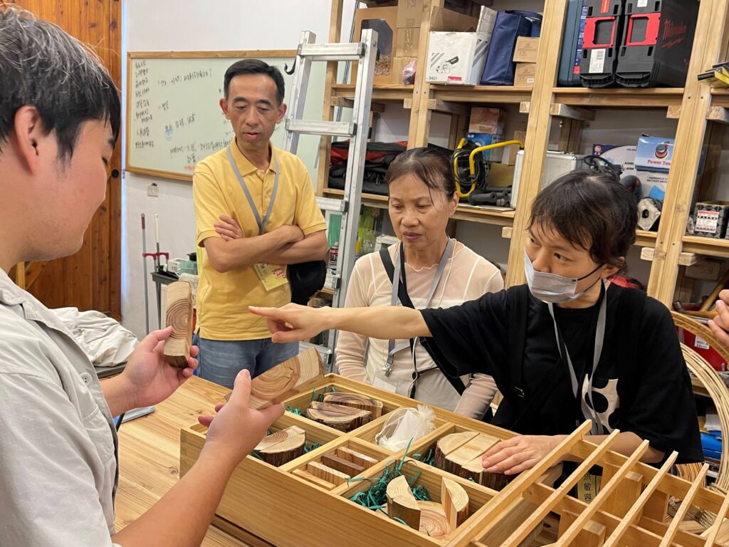學員於義築協會工作站認真請教各種木材之間的差異。（圖/國父紀念館提供）