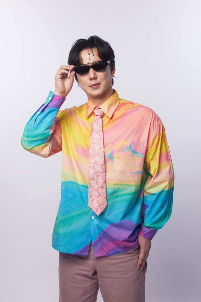 5月4日在新北市美術館戶外園區，由金曲歌王蕭煌奇與龍潭愛樂管弦樂團接力獻唱。(圖/華納音樂提供) 