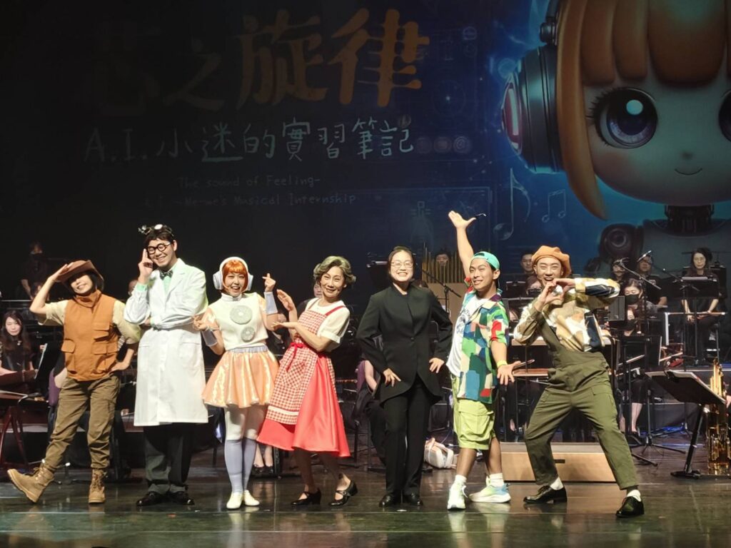 演員孫克薇（左起）、傅介瑋、馮先芝、朗祖筠、指揮張尹芳、演員鍾博淳、李胤碩合照 。（記者 陳安婷/攝）