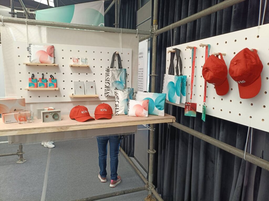 ▲展出中的工藝產品，精緻且具品味。（記者 辛澎祥/攝）