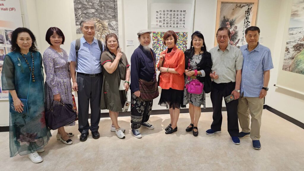 ▲參展的書畫老師們在展場開心合影。（記者 辛澎祥/攝）