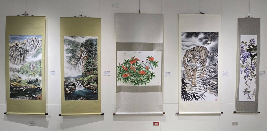 ▲畫境提昇了心境，多位水墨畫參展老師，展出了最新的創作。（記者 辛澎祥/攝）