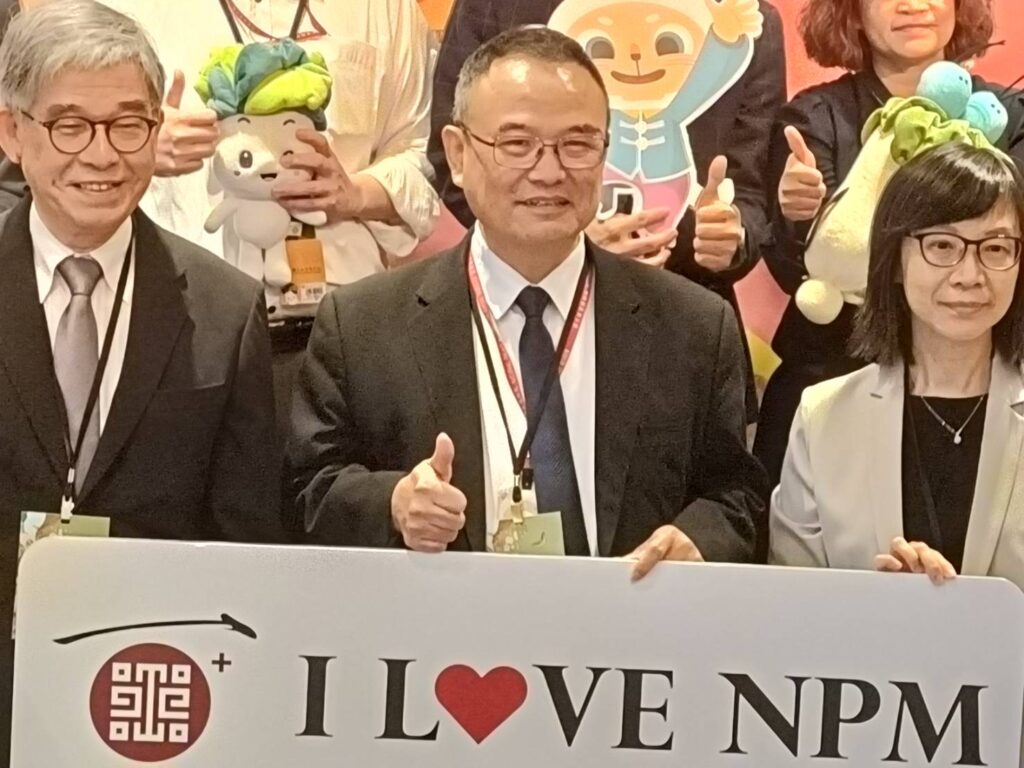 ▲故宮副院長黃永泰（左起）院長蕭宗煌與副院長余佩瑾率各處室主管與媒體茶敘十分開心。（記者 辛澎祥/攝）