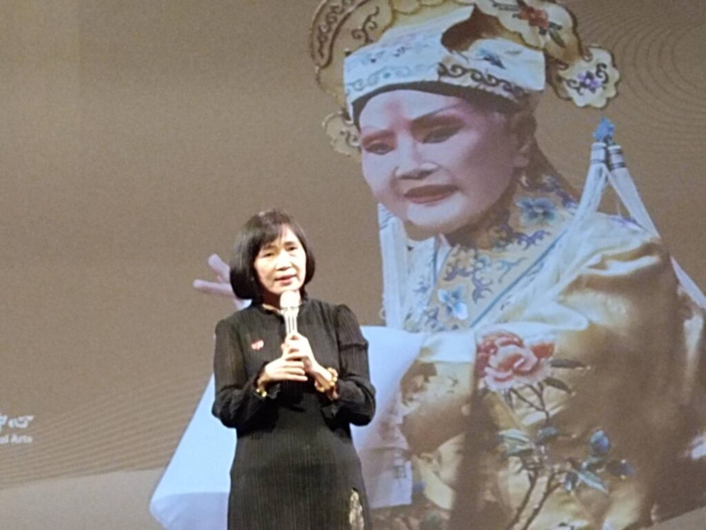 ▲傳藝中心主任陳悅宜致詞時緬懷藝師陳剩的過往互動情形,十分令人感動。(記者 辛澎祥/攝)