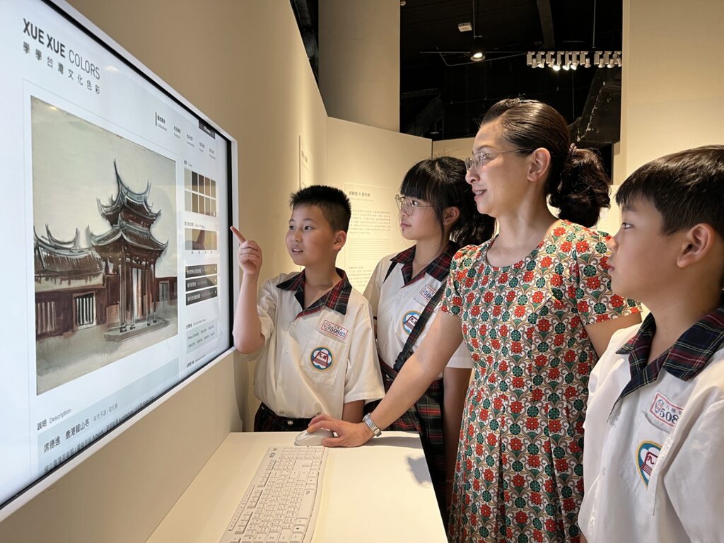 臺中市九德國小師生使用「學學台灣文化色彩網站」。（圖/國美館提供）