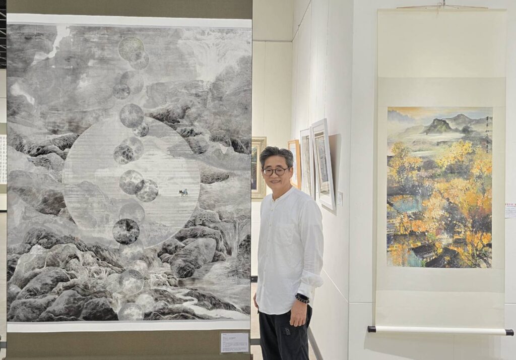 ▲劉振富以雙世圖的現代水墨畫作品展出，在展場頗受矚目。（記者 辛澎祥/攝）
