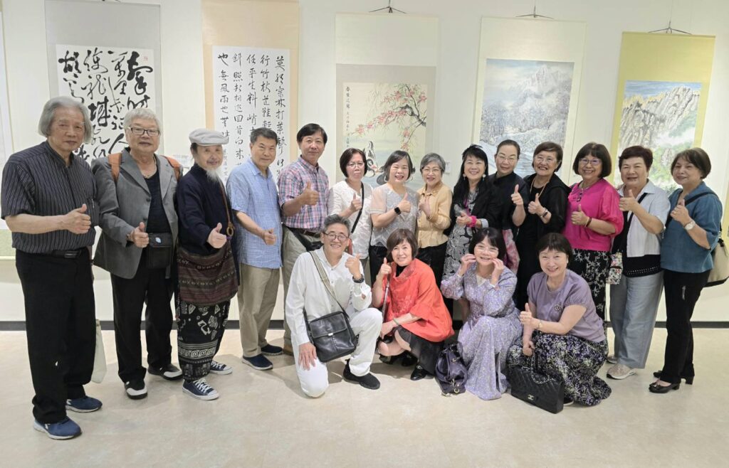 ▲參展的書畫老師們齊聚展場，作品交流展出同時，更加顯得輕鬆愉快。（記者 辛澎祥/攝）