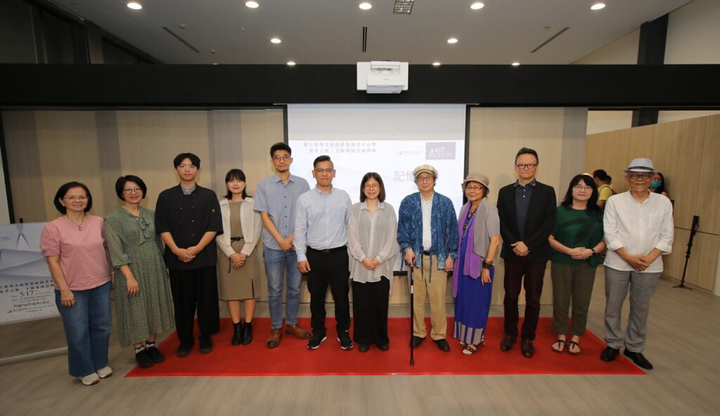 藝術圖書中心開幕與會貴賓合影，國美館長陳貺怡(右6)、藝術家謝里法伉儷(右5、4)、空間設計規劃團隊黃智良先生(右7)、「造書之術主題展策展人」劉子平(右8)等人。（圖/國美館提供）
