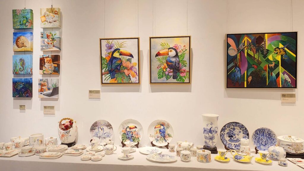 ▲展場亦展出亮麗多彩，質地精煉的陶瓷作品，相當令人驚豔。（記者 辛澎祥/攝）