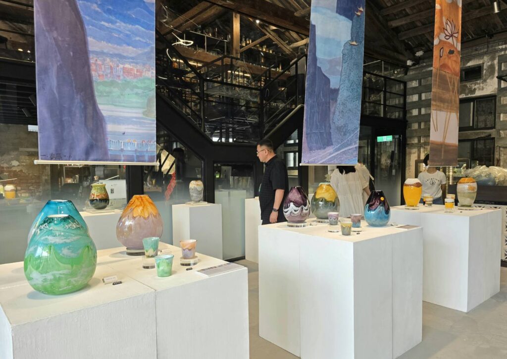 ▲紅琉璃工作坊現場展示的琉璃商品，呈現藝術自然天成的氣韻。（記者 辛澎祥/攝）