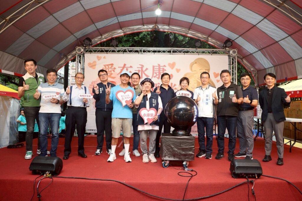 貴賓合影，為活動帶來滿滿祝福。（圖/商業處提供）