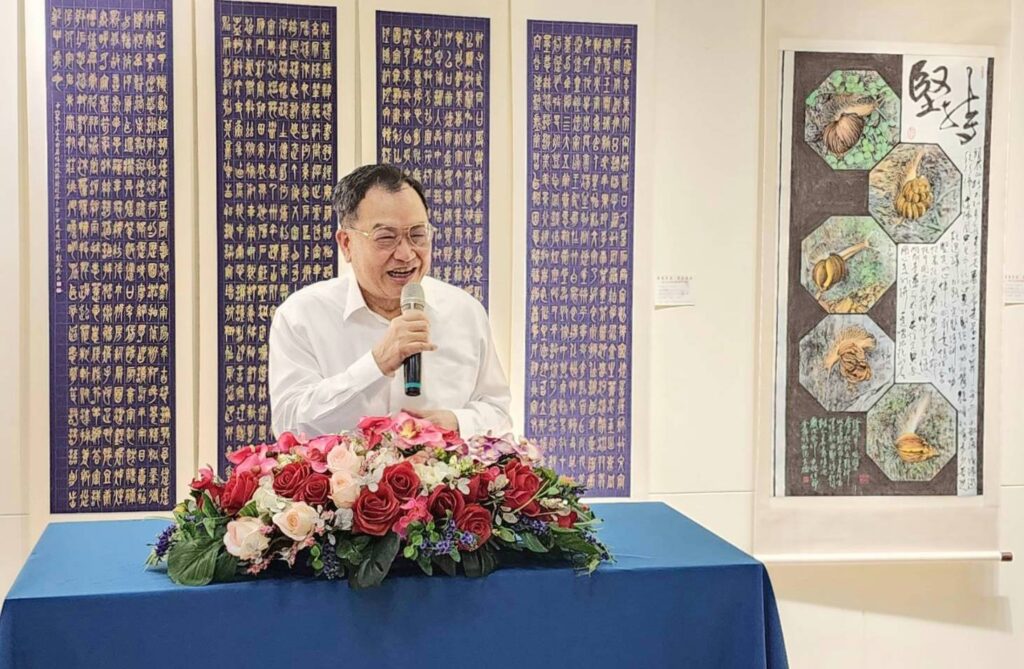 ▲前警政署副署長也是水墨畫家的蔡俊章博士，致詞時與會員老師們交流共勉，呈現書畫發展新的境界。（記者 辛澎祥/攝）