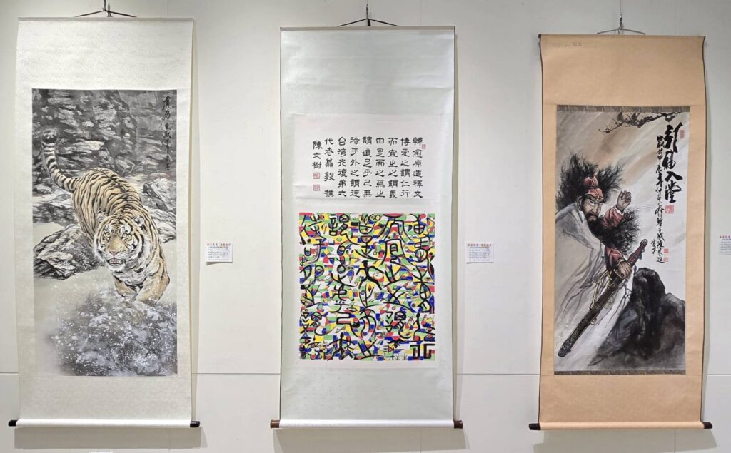▲現場展出黃中泰（左起）、陳文樹及陳文進老師的書畫作品，兼具傳統與現代創新之美。（記者 辛澎祥/攝）