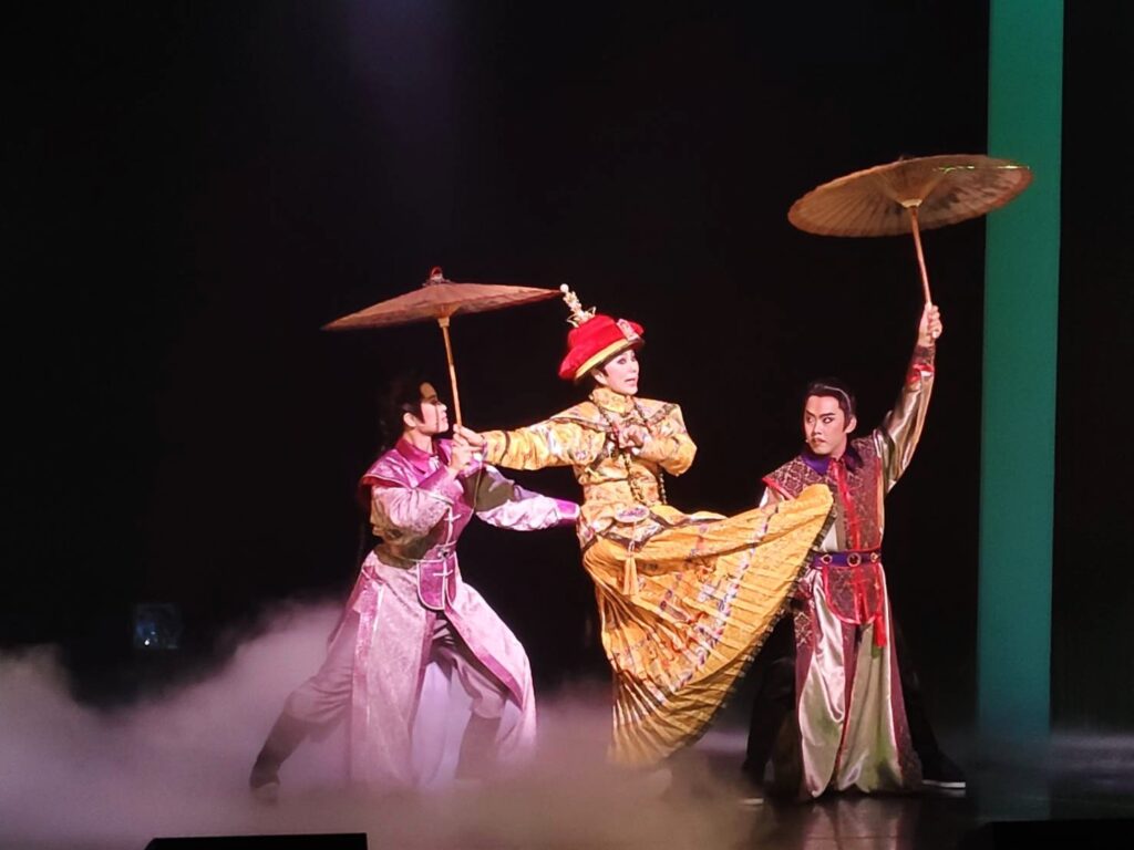 明華園打造歌仔戲穿越喜劇《轉生到異世界成為嘉慶君──發現我的祖先是詐騙集團!?》。(記者 陳安婷/攝)