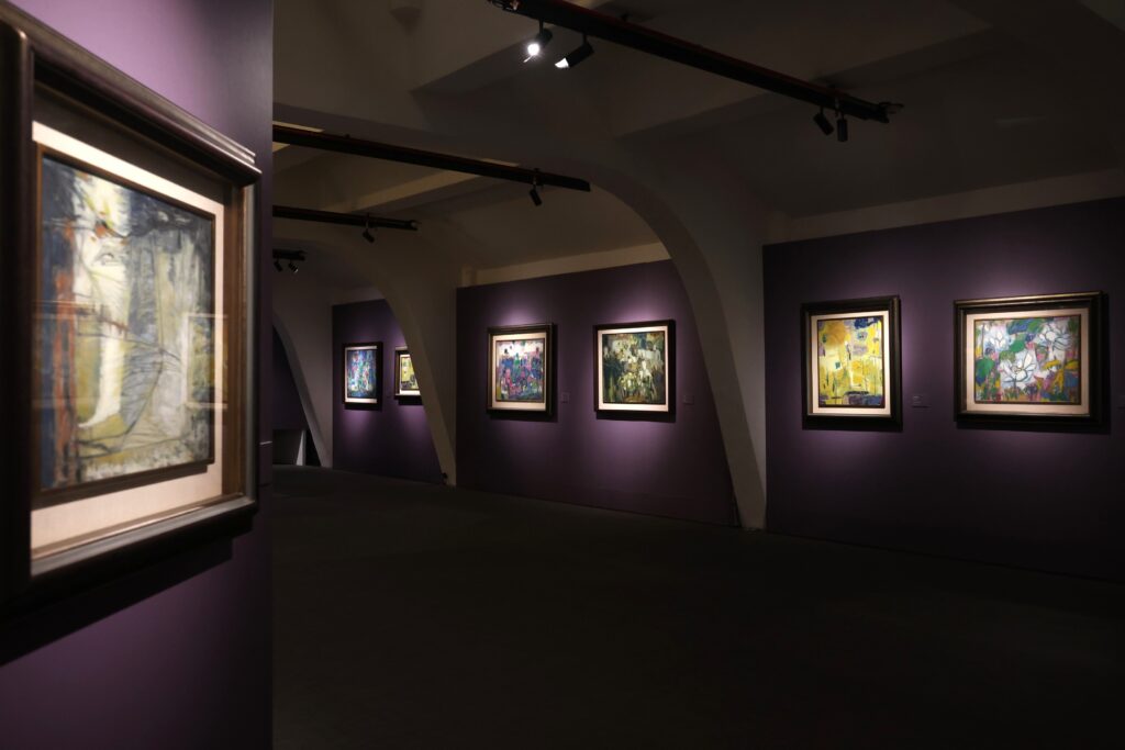「玩色‧巧師：臺灣戰後第一代女性藝術家鍾桂英」展，以青春逐光（70年代）、恣意用情（80年代）、清歡有愛（90年代）為三大區域。（圖/史博館提供）