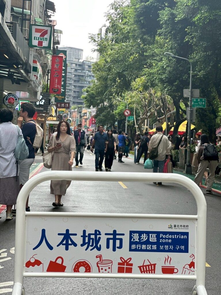 全臺首場「人本城市假日漫步區」試辦於永康街正式開跑，民眾悠閒漫步街頭。（圖/商業處提供）
