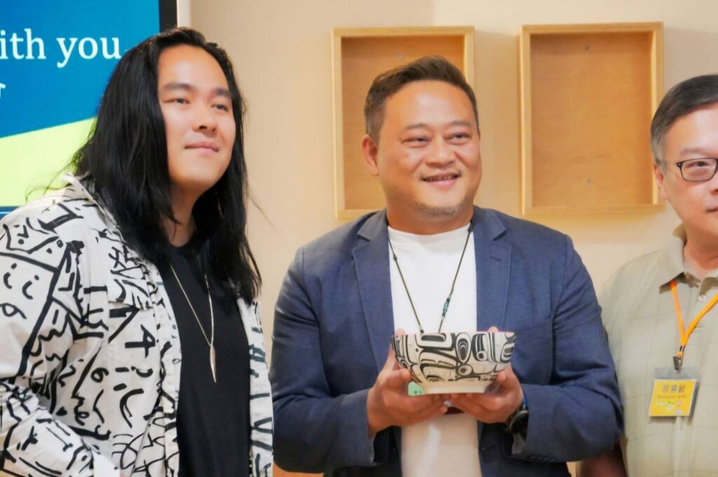 ▲社團法人臺灣加拿大協會負責人與貴賓合影留念。（圖/史前館 提供）