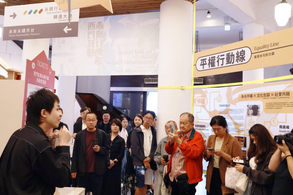 ▲主辦單位說明與導覽展覽活動的內容與推動的意義。（記者 辛澎祥/攝）