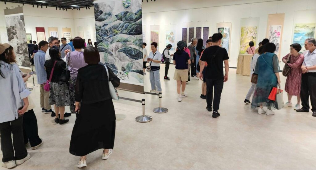 ▲開幕式現場湧入百餘位書畫界人士出席盛會，交流場面熱絡無比。（記者 辛澎祥/攝）