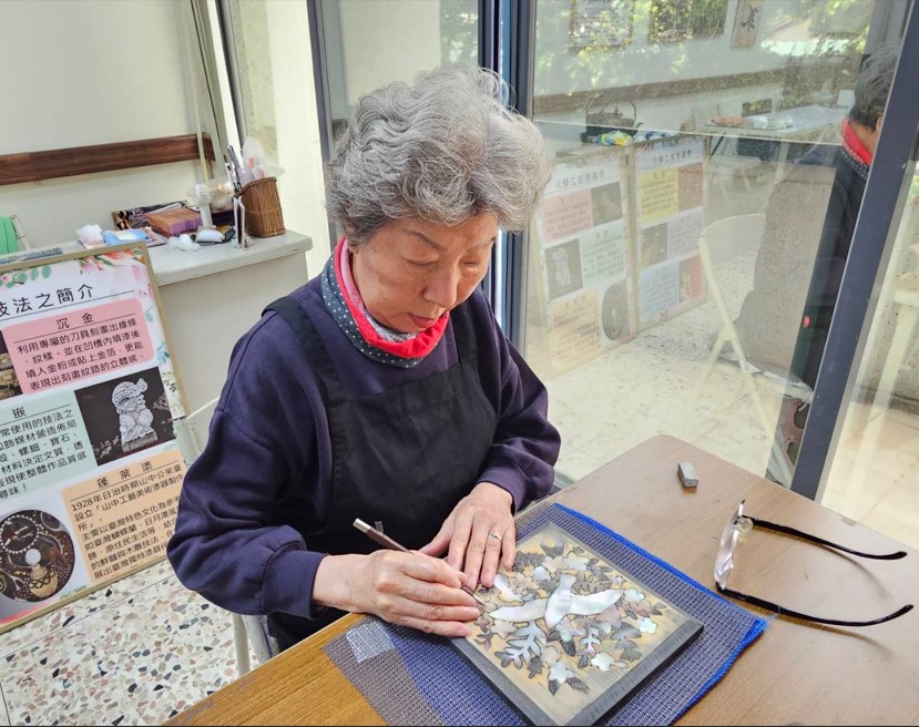 第四屆臺中市工藝師崔克英老師於駐館現場創作。（圖/文化局提供）