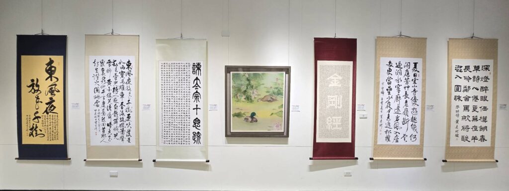 ▲多位書法老師的作品呈現豐富的文史詩情文采，極具雅趣質美。（記者 辛澎祥/攝）