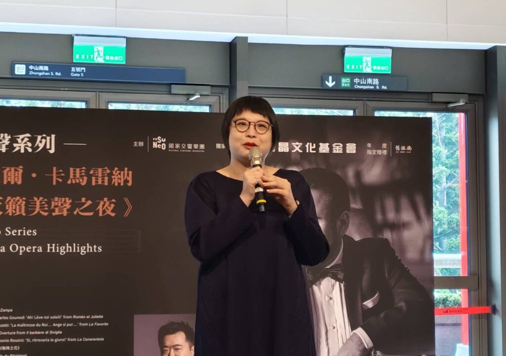 國家交響樂團執行長郭玟岑指出此次音樂會所選曲目具代表性，展現了男高音的高難度技巧。（記者 陳安婷/攝）