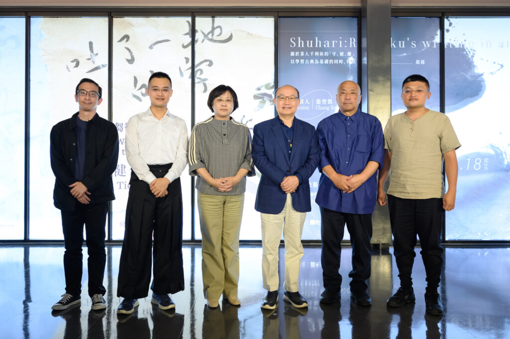 ▲桃園文化局長邱正生（右三）、桃園市立美術館代理館長張至敏（左三）、及藝術家魯朴、張天健及策展人張登凱合影。（圖/橫山書法藝術館提供）