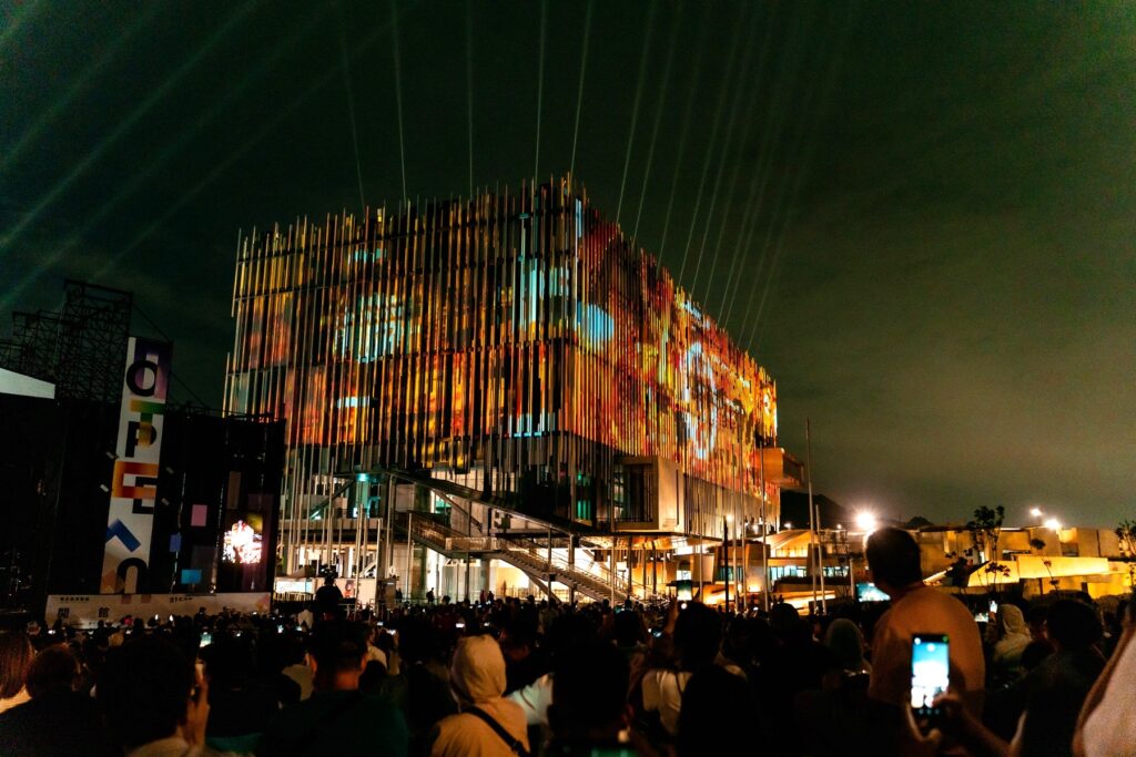 新北市美術館建築光雕展演，讓民眾感受藝術多元魅力。 (圖/文化局提供)
