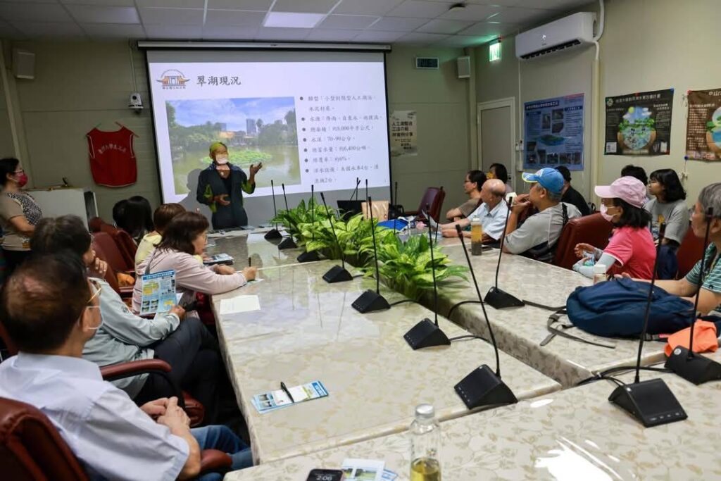 ▲學者在演講中分享人工湖整治技術與實務經驗。(圖/國父紀念館 提供)
