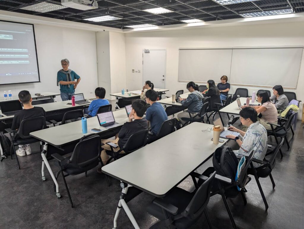 新北市文學獎持續辦理文學推廣活動，圖為作家高翊峰帶領工作坊學員發現書寫的各種可能。(圖/文化局提供)