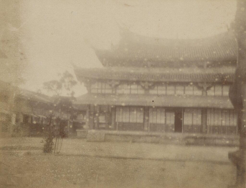 臺北文廟即清治時期的臺北府文廟，與臺北城約同時建造。在1896年至1900年被日本人改作衛戍病院使用。後被拆除，同址於1907年改為國語學校（日語學校），之後逐漸成為當代的臺北市立第一女子高級中學。（圖/國家攝影文化中心提供）
