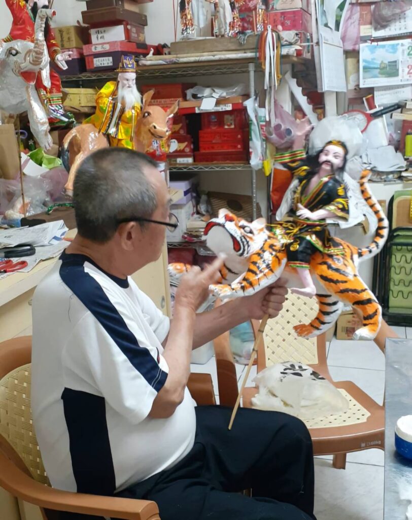 ▲榮獲金門文化獎糊紙工藝類的得獎藝術家許炳輝老師。(圖/金門文化局 提供)