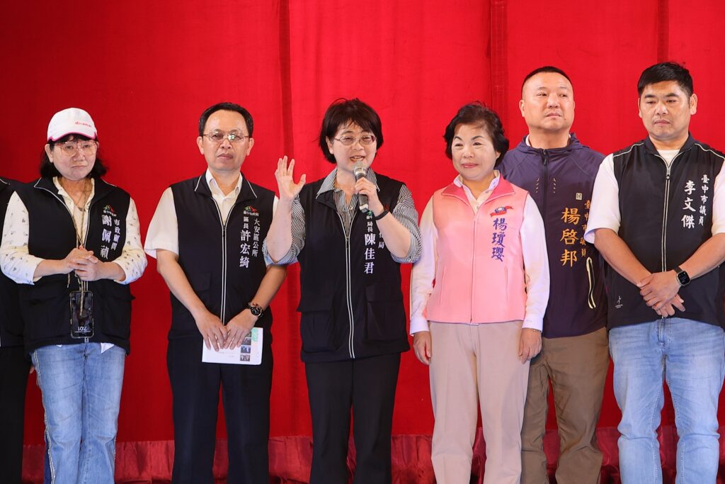 文化局長陳佳君致詞,感謝明華園總團前首次進大安濱海。(圖/文化局提供)