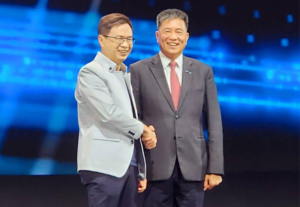 ▲主辦方的外貿協會董事長黃志芳(左)與台北市電腦公會理事長彭雙浪,在全球媒體發佈會上攜手合作展現熱誠。(記者 辛澎祥/攝)