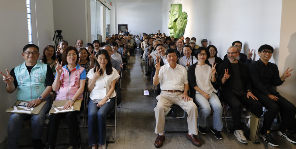 ▲林正仁個展開幕式中，主辦單位與貴賓踴躍出席盛會。（圖/宜蘭縣文化局 提供）