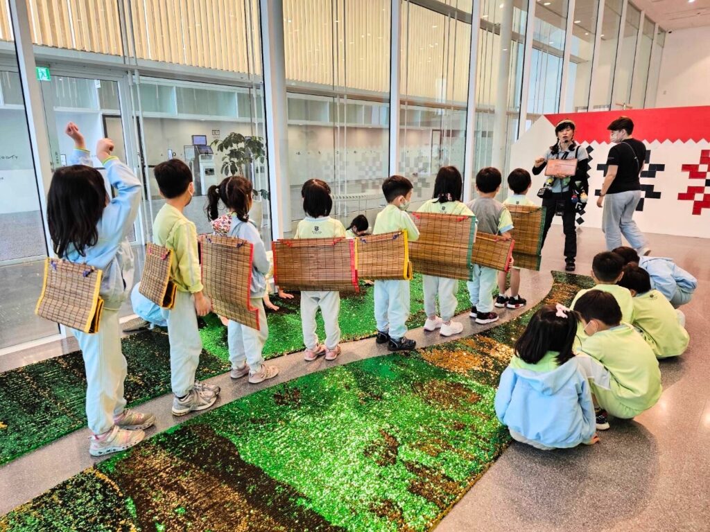 民眾愉快參觀情況。（圖/桃園市立美術館提供）