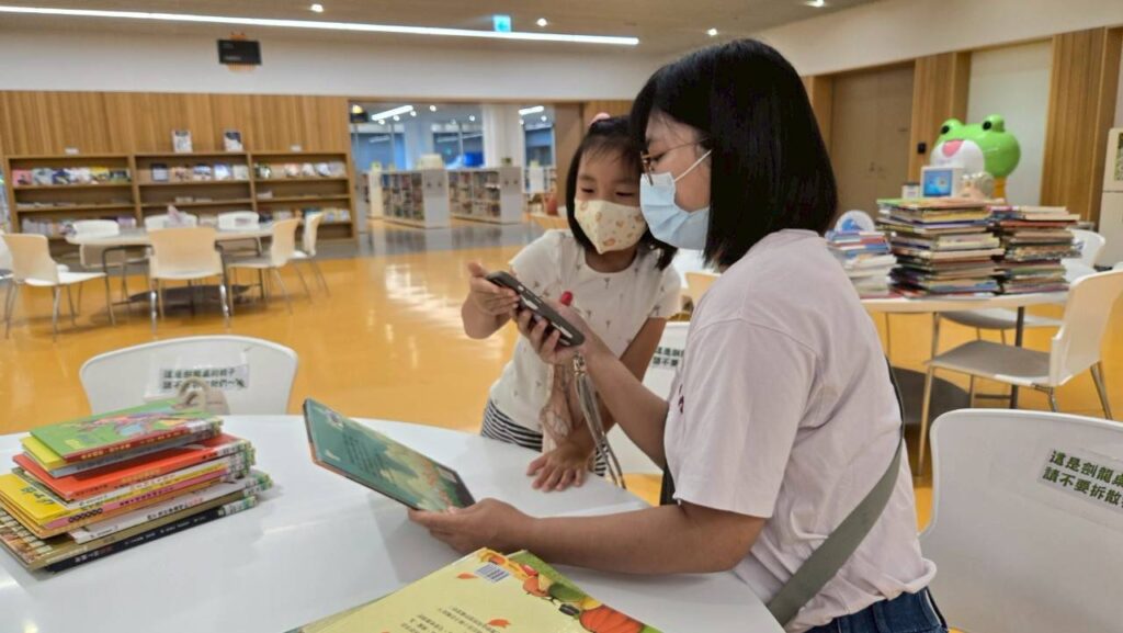 民眾透過手機或自助借書機即可輕鬆借閱。（圖/文化局提供）