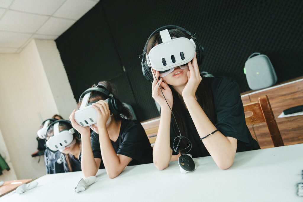 澎湖馬公國小學生體驗管風琴VR。（圖/衛武營國家藝術文化中心提供）