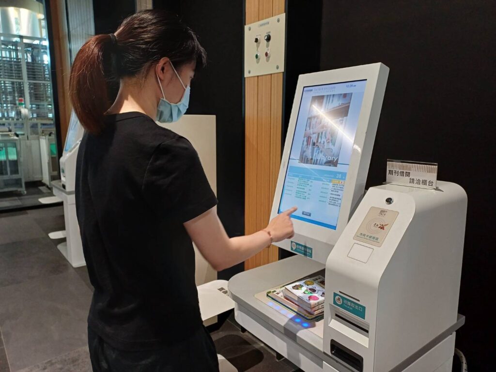 臺南市2年打造全市37區智慧圖書館，讓借書閱讀更便利。（圖/文化局提供）