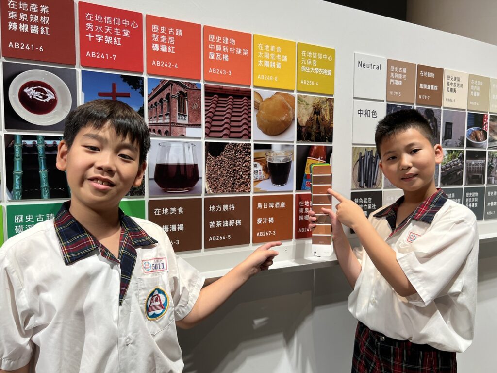 臺中市九德國小學生於 「見色彩」 體驗區由色票找出最喜歡的色彩-臺中烏日啤酒廠-麥汁褐。（圖/國美館提供）