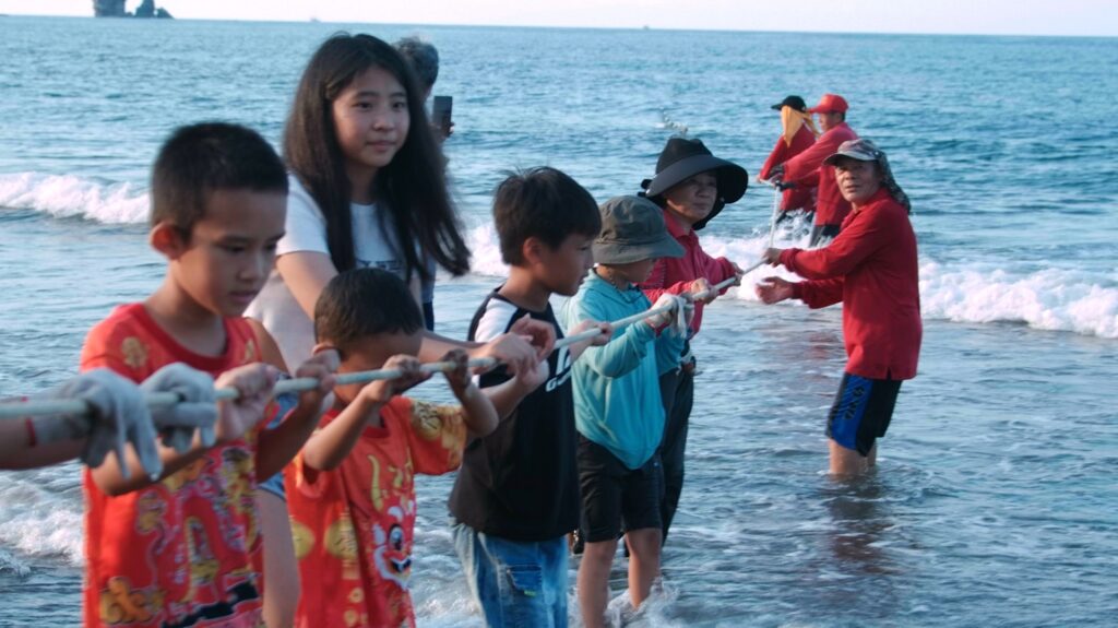 民眾體驗牽罟活動捕魚獲。（圖/文化局提供）