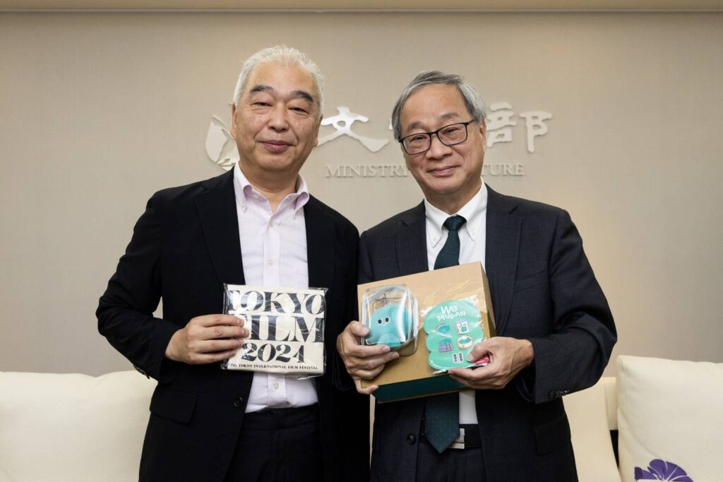 ▲文化部長李遠（右）致贈臺灣文創小品給日本友人做紀念。（圖/文化部 提供）