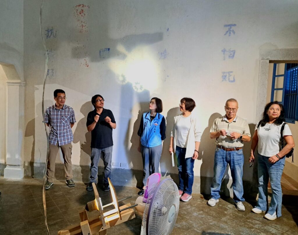 ▲進駐藝術家導覽作品「互相效力的島嶼故事」。（圖/金門文化局 提供）