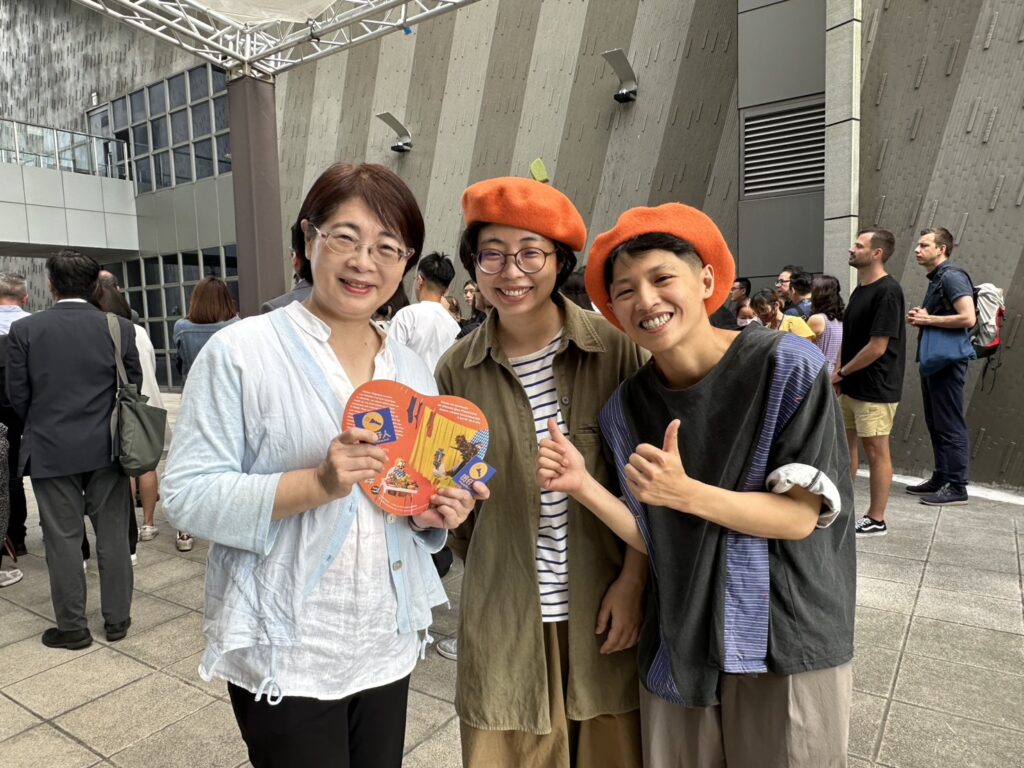 陳佳君局長替臺中立案演藝團隊「囝仔人」加油打氣。（圖/文化局提供）