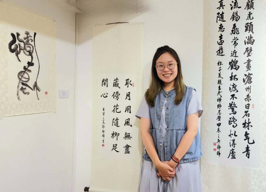 ▲以書法創作及展出的郭靜樺老師，藉由各體的古詩詞書寫呈現字句之間的文化深度與張力，格外打動人心。（記者 辛澎祥/攝）