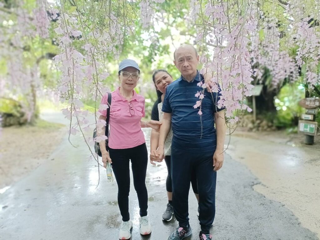 ▲失智患者的林芳郁院長（右）受到妻子林靜芸醫師的妥善照顧與陪伴，感覺慢慢回來了。（圖/聯經出版公司 提供）