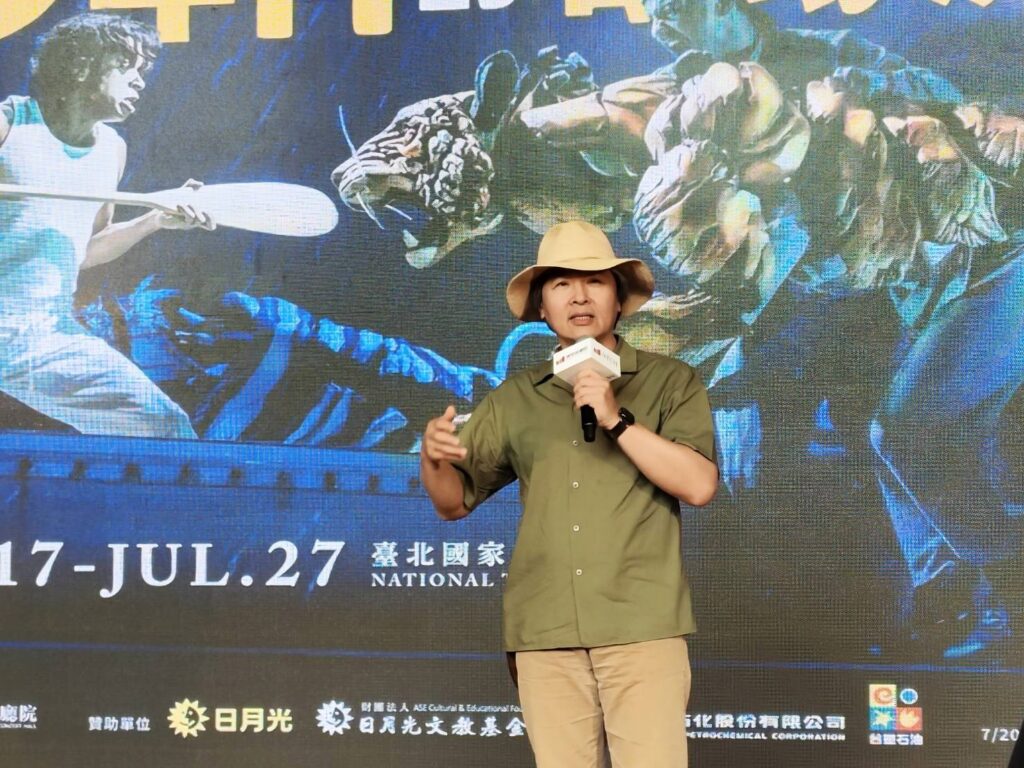 舞臺設計師王孟超表示兩廳院舞台視野佳，居高臨下看劇有更多震撼。（記者 陳安婷/攝）