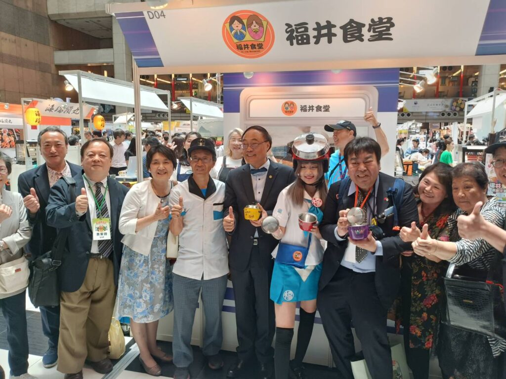 ▲曾擔任過台鐵局局長的觀光署長周永暉（中）在鐵路便當節活動會場與鐵道迷興奮合影。（記者 辛澎祥/攝）